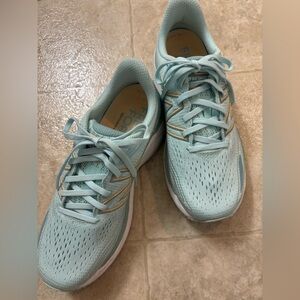 New Balance women’s shoes, sz 8 wide